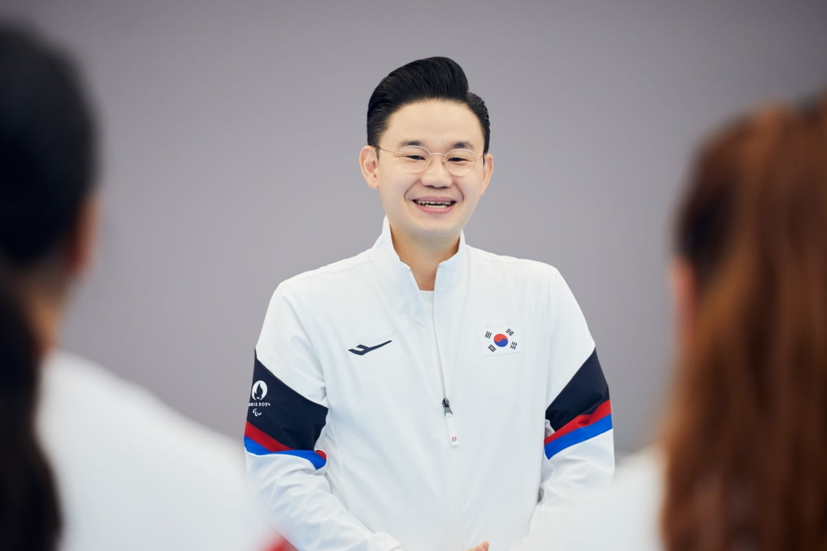 基恩回应B费向滕哈格致歉：太少且太晚了 他没有在场上展现领导力