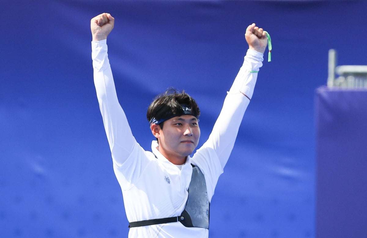 14岁与37岁，费城联合晒09年小将卡万-沙利文与梅西合影