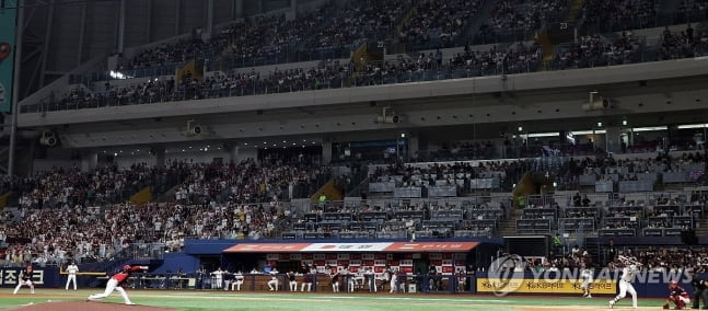 欧冠首轮门将扑救次数：丢9球的萨格勒布门将10次扑救排名第1