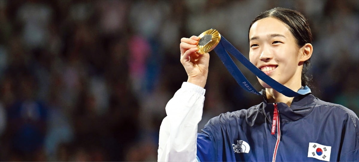 居勒尔庆祝进球时 把水杯打翻在安切洛蒂椅子上