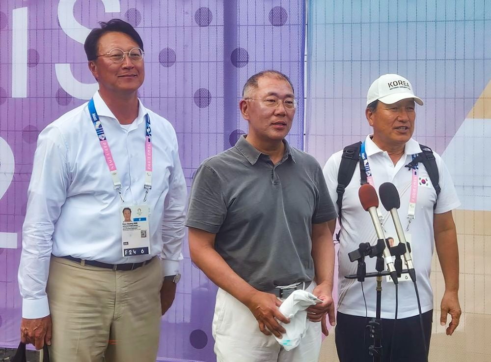 蓝狐奇迹缔造者！莱斯特城官方发文悼念泰国前老板维猜