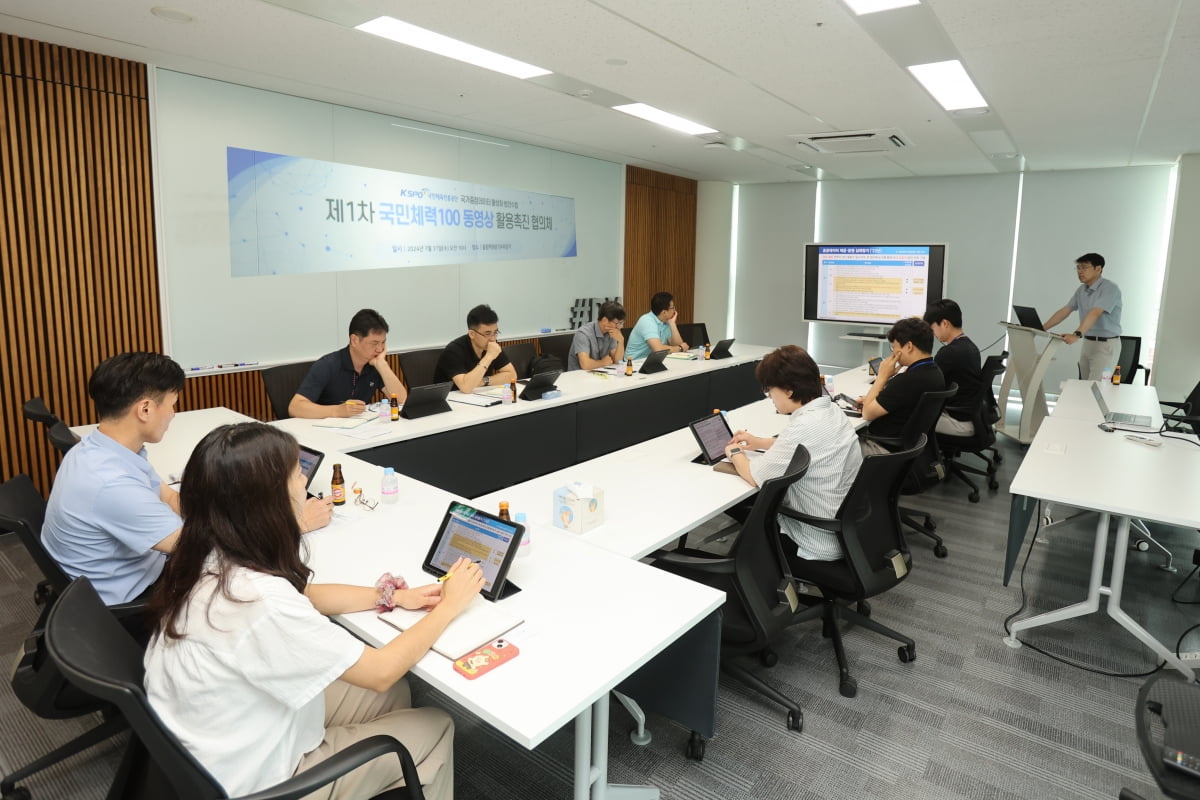 快船官方宣布：曼恩左手中指骨折，明日将接受伤情评估