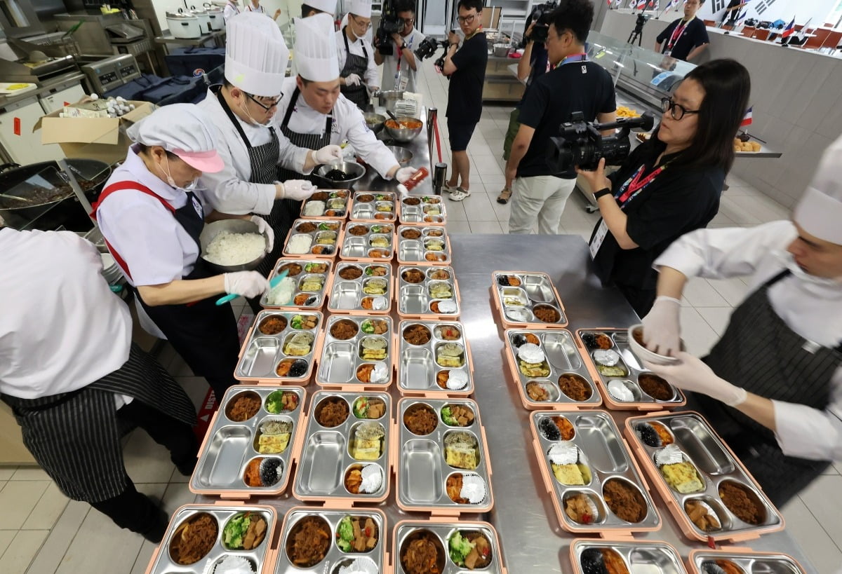 太阳报：拉爵要求全员坐班，但因工位不够经常要改造接待区