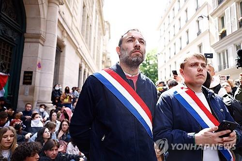 阿劳霍：满意恢复情况会如公牛般归来 难忘巴萨首球后拥抱梅西的时刻