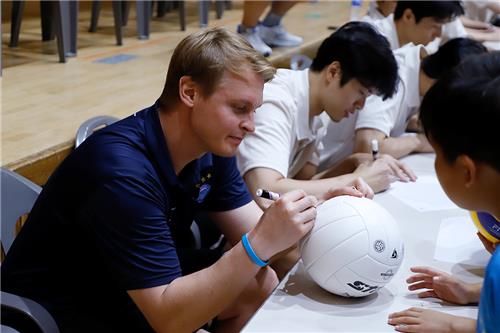 ⚽美职联半场：两队各一粒进球被吹 梅西补时连进两球 迈阿密国际暂2-0领先哥伦布机员