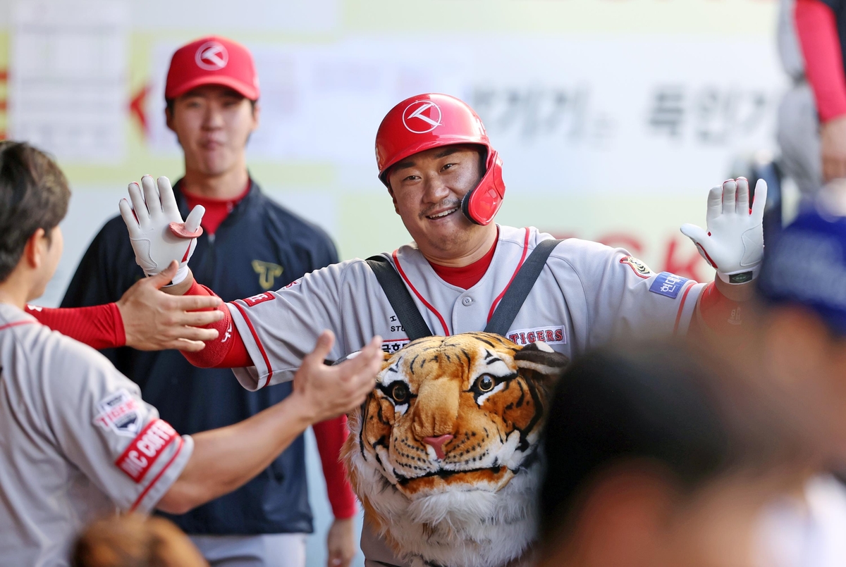 过节气氛！ESPN晒圣诞大战专属漫画：布朗尼被詹姆斯举高高摘星星