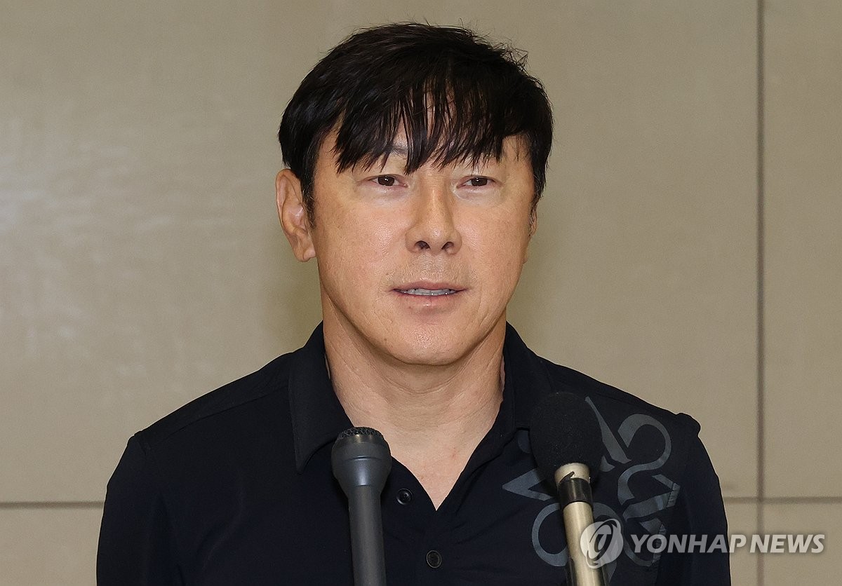 记者：伯恩茅斯冬窗将签美国18岁中卫阿金博尼，总价200万镑