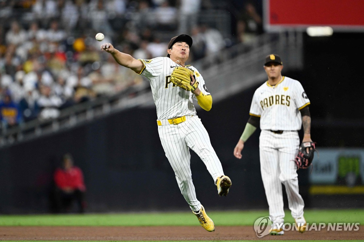 ⚽英超半场：沃特金斯传射建功 马丁内斯神扑 维拉2-1伊普斯维奇