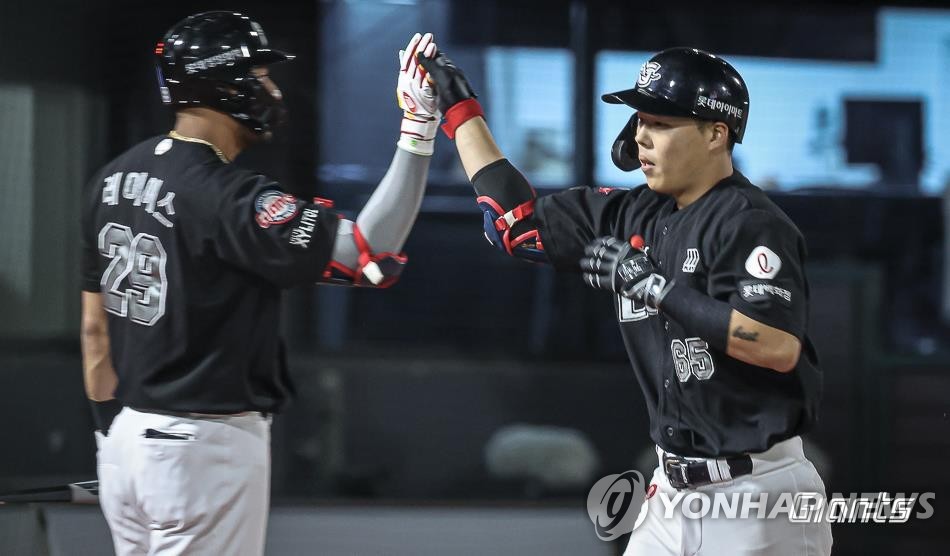 骑士球星米切尔防守时撞到瓦兰丘纳斯，疑似肩部受伤回到更衣室