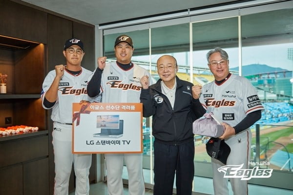 忙里偷闲，穆西亚拉和奥利塞现场观战NBA圣诞大战